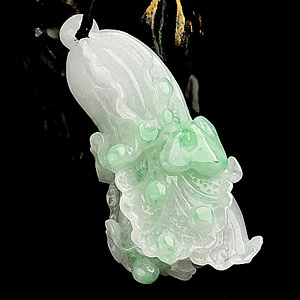 糯冰种淡春带彩白菜挂件