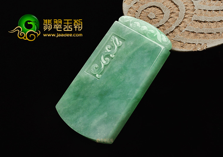 糯冰种豆色仿古龙凤牌挂件
