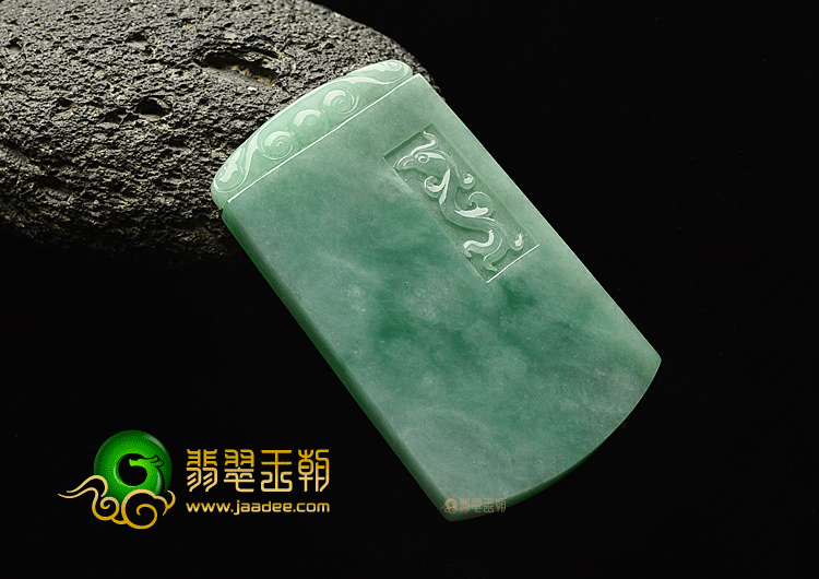 糯冰种豆色仿古龙凤牌挂件