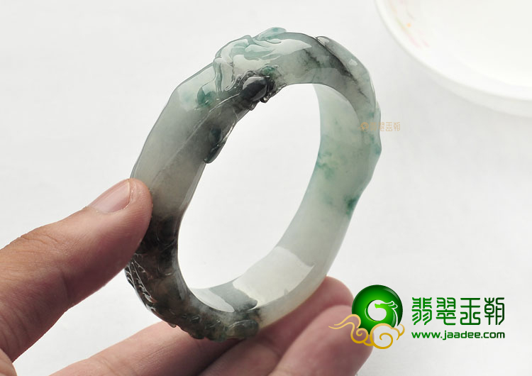 冰种飘花一往情深雕花贵妃镯(56.3mm-48.7mm)