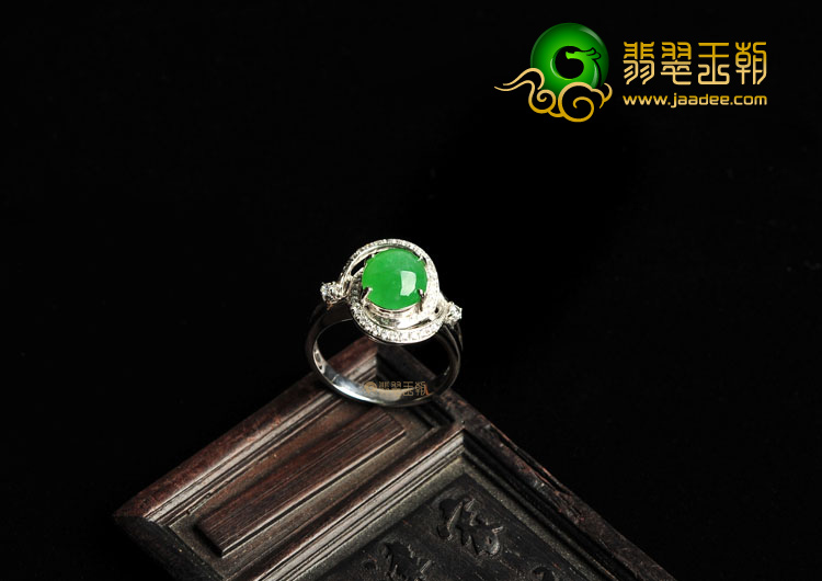 冰种翠色镶白金戒指(真钻)