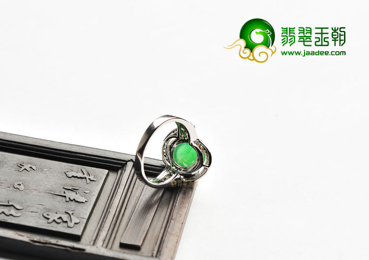 冰种翠色镶白金戒指(真钻)