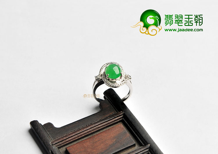 冰种翠色镶白金戒指(真钻)