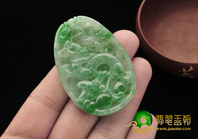 糯冰种飘翠龙凤牌挂件
