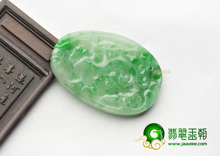 糯冰种飘翠龙凤牌挂件