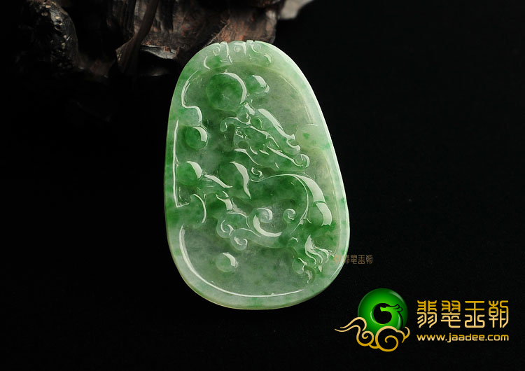 糯冰种飘翠龙凤牌挂件