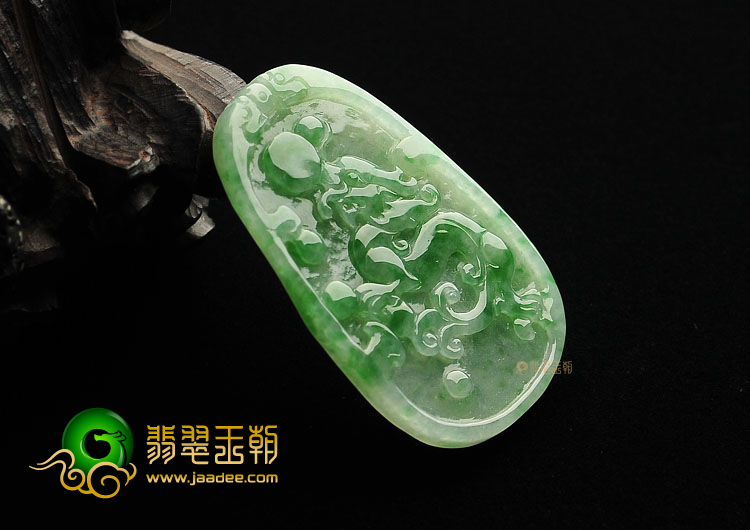 糯冰种飘翠龙凤牌挂件