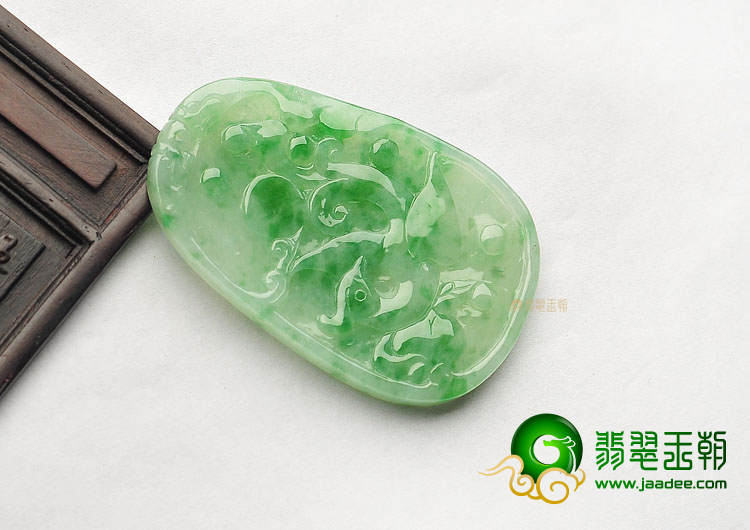 糯冰种飘翠龙凤牌挂件