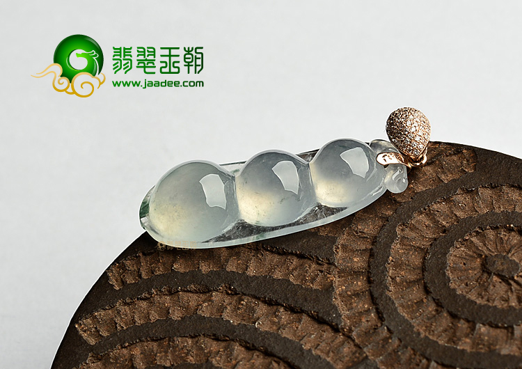 冰玻种飘花四季豆挂件(金扣)