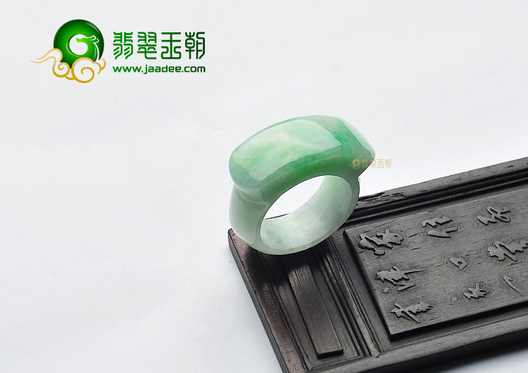 糯冰种飘翠马鞍戒