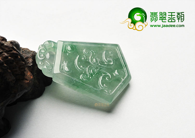 冰种晴水飘翠仿古龙牌挂件