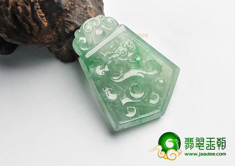冰种晴水飘翠仿古龙牌挂件