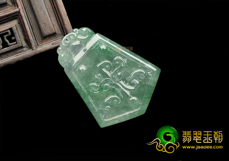 冰种晴水飘翠仿古龙牌挂件