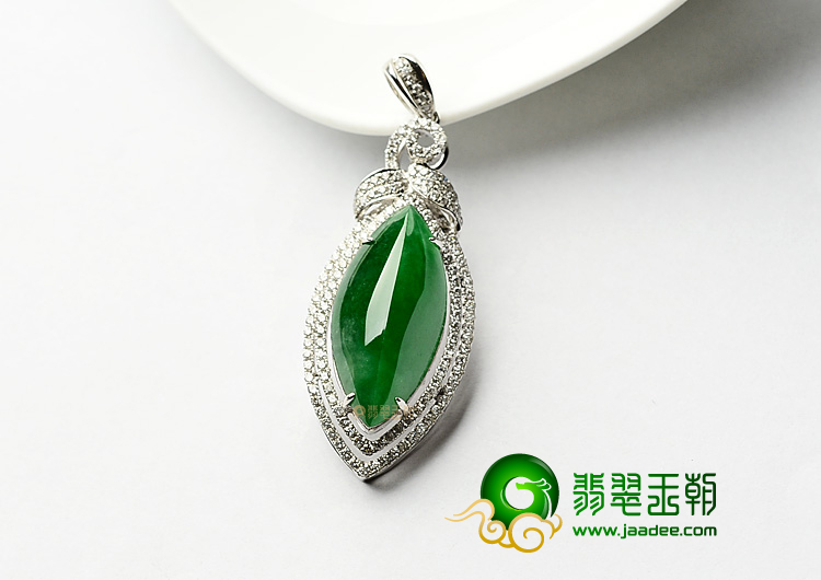 冰种阳绿镶白金胸坠(真钻)
