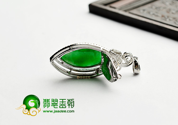 冰种阳绿镶白金胸坠(真钻)
