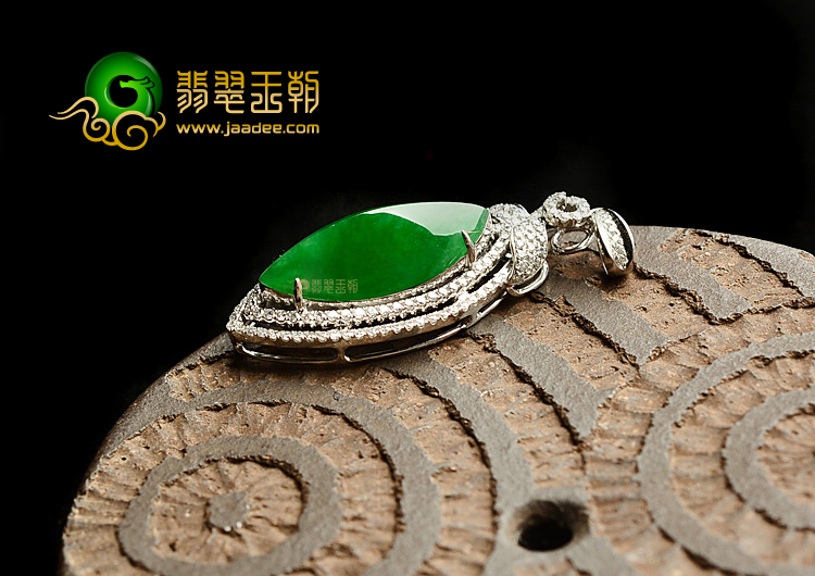 冰种阳绿镶白金胸坠(真钻)