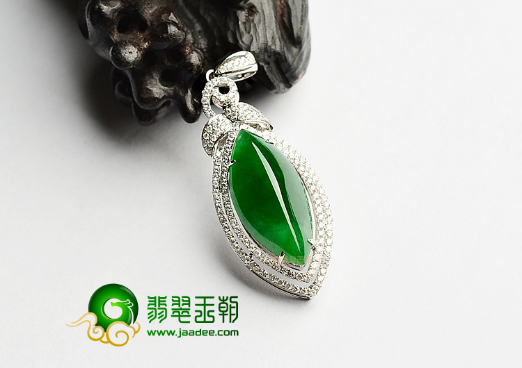 冰种阳绿镶白金胸坠(真钻)