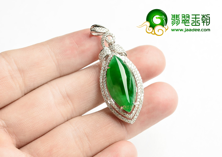 冰种阳绿镶白金胸坠(真钻)
