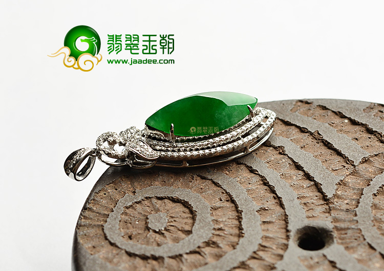 冰种阳绿镶白金胸坠(真钻)