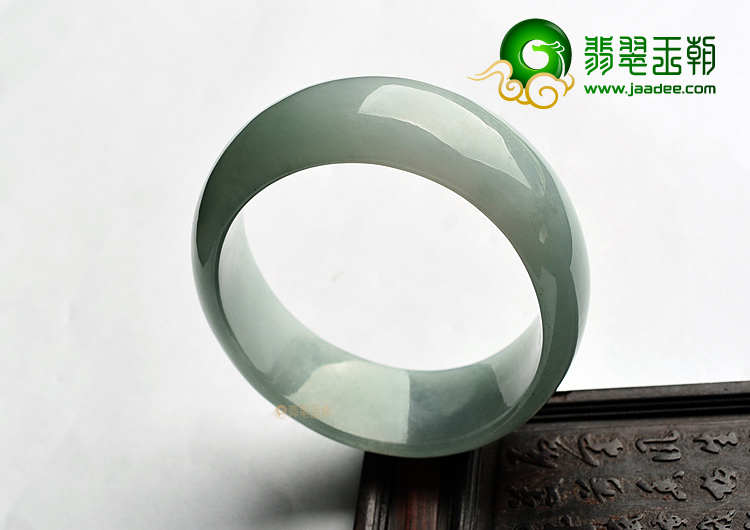 糯冰种蓝晴水贵妃镯(60.2mm-50.8mm)