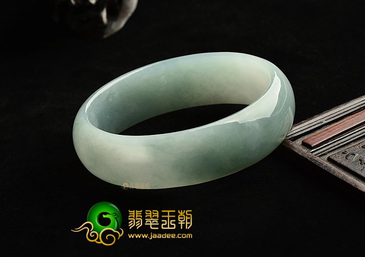 糯冰种蓝晴水贵妃镯(60.2mm-50.8mm)
