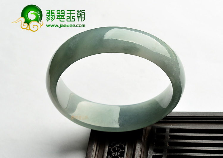 糯冰种蓝晴水贵妃镯(60.2mm-50.8mm)