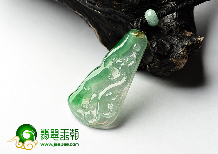 冰种三彩龙牌挂件