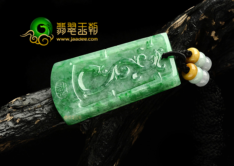 糯冰种翠色龙凤牌挂件