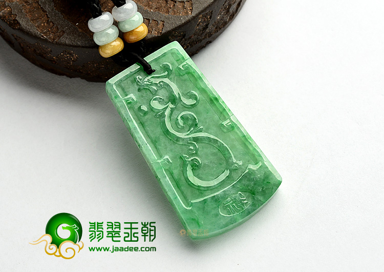 糯冰种翠色龙凤牌挂件