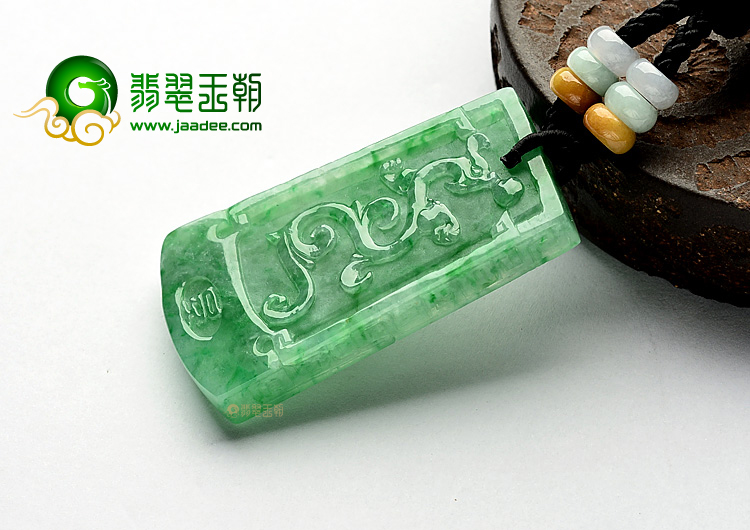 糯冰种翠色龙凤牌挂件