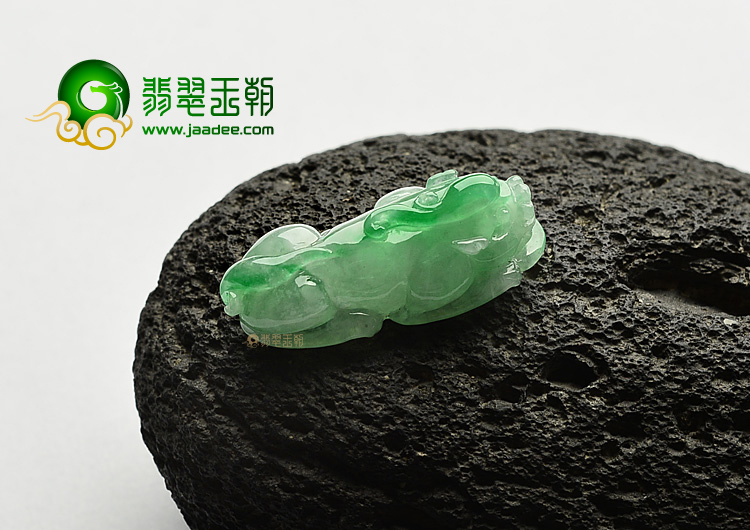 糯冰种飘翠貔貅挂件