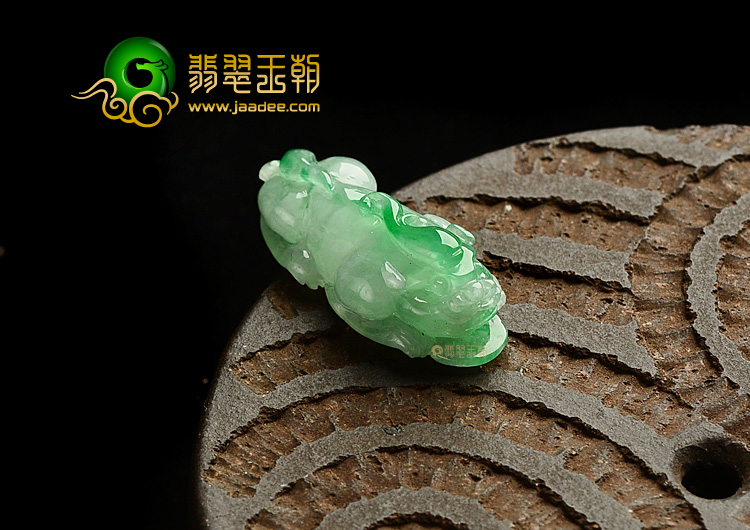 糯冰种飘翠貔貅挂件
