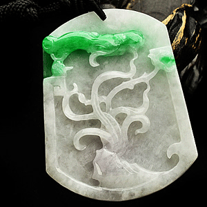 (超值推荐)糯冰种淡春带彩古树长青挂件