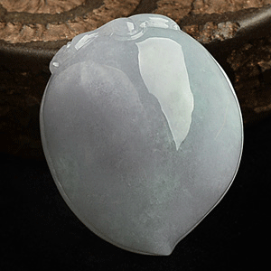 冰种淡春带彩寿桃挂件