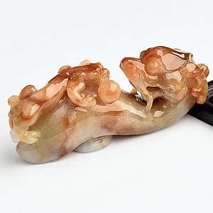 细糯种褐红翡龙钩挂件