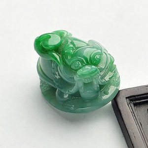 糯冰种翠色貔貅挂件