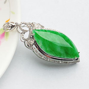 冰种翠色镶白金胸坠(真钻)