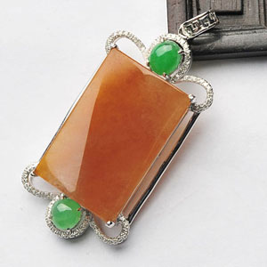 (超值推荐)糯冰种红黄翡翠色镶白金胸坠(真钻)