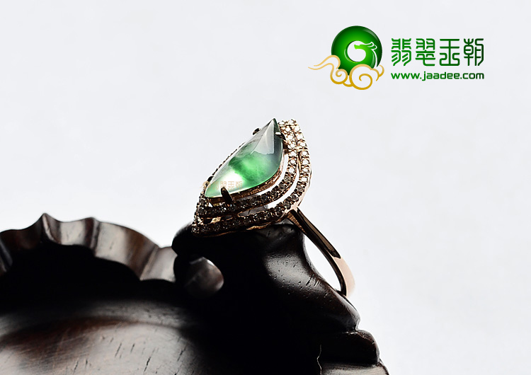 冰玻种飘翠强莹光镶玫瑰金戒指(真钻)