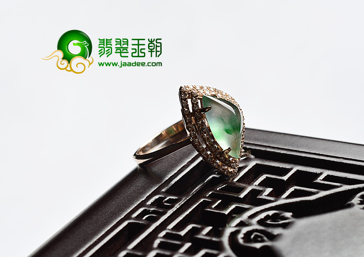 冰玻种飘翠强莹光镶玫瑰金戒指(真钻)