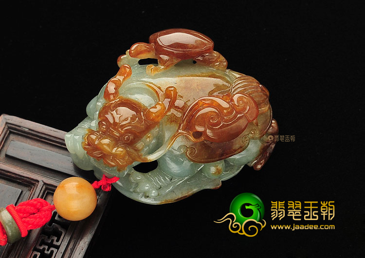 糯冰种褐黄翡貔貅手玩件