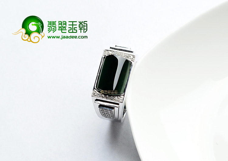 (超值推荐)玻璃种墨翠镶白金戒指(真钻)