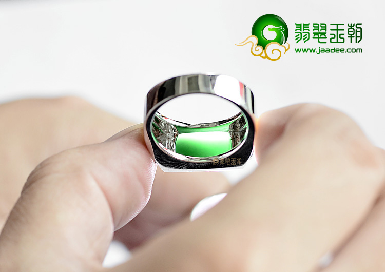 (超值推荐)玻璃种墨翠镶白金戒指(真钻)
