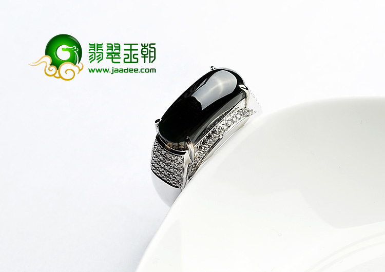 玻璃种墨翠镶白金戒指(真钻)