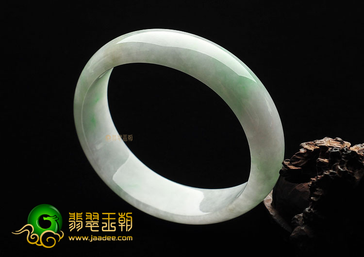 糯冰种略飘翠贵妃镯(54.5mm-48.4mm)