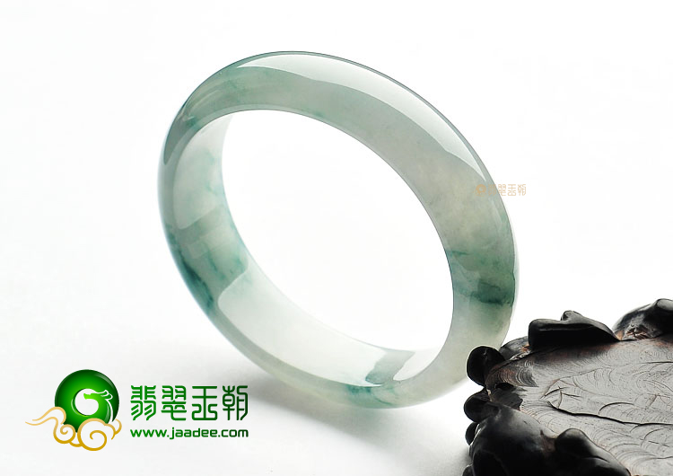 冰种飘花贵妃镯(57.7mm-50.4mm)