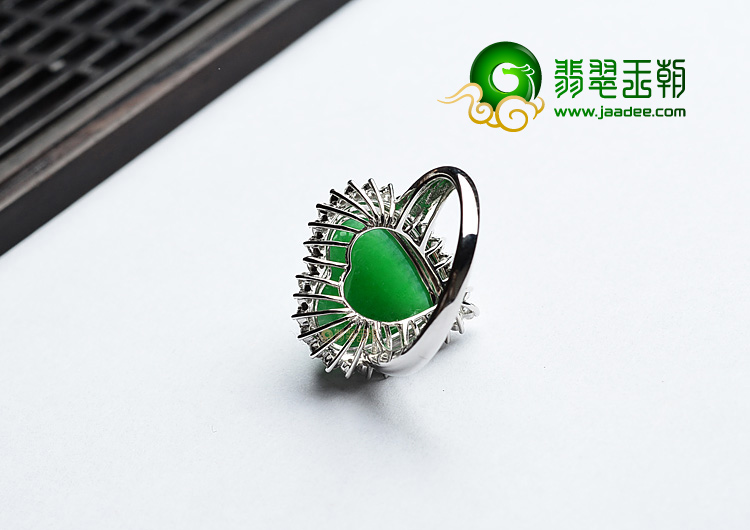 糯冰种正阳绿镶白金心形戒指(真钻)