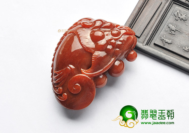 糯冰种褐红翡龙头鱼挂件