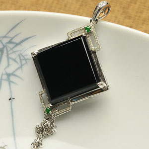 冰玻种墨翠镶白金胸坠(真钻)