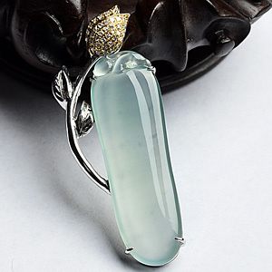 玻璃种晴水强莹光镶白金福瓜胸坠(真钻)